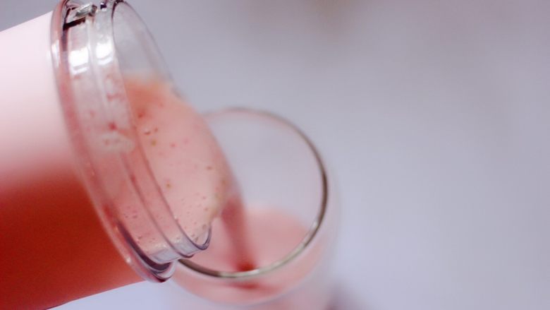 牛奶草莓奶昔,草莓奶昔做好了哟，倒入杯中，非常细腻柔软。