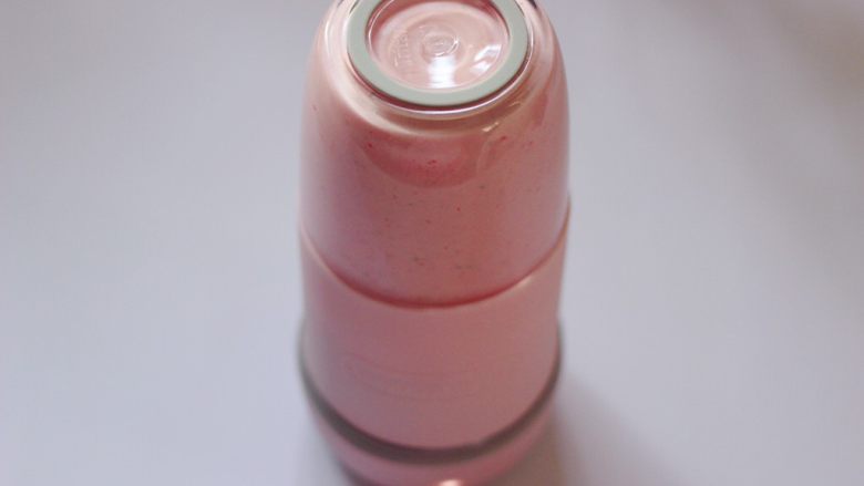 牛奶草莓奶昔,把果汁杯倒扣按启动键。