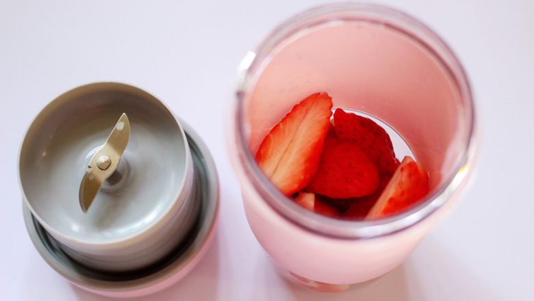 牛奶草莓奶昔,切好的草莓放入果汁杯中。