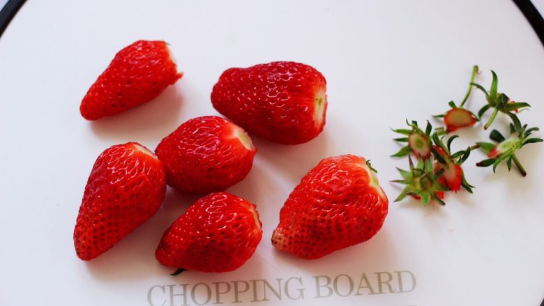 牛奶草莓奶昔,用刀先把<a style='color:red;display:inline-block;' href='/shicai/ 592'>草莓</a>的根蒂切出。