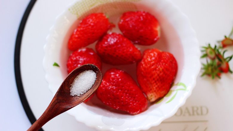 牛奶草莓奶昔,加入1克盐把草莓浸泡10分钟左右。
