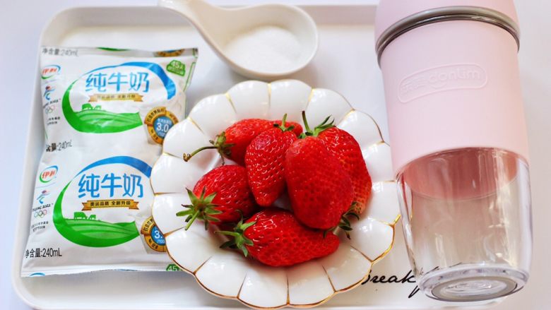 牛奶草莓奶昔,首先备齐所有的食材。