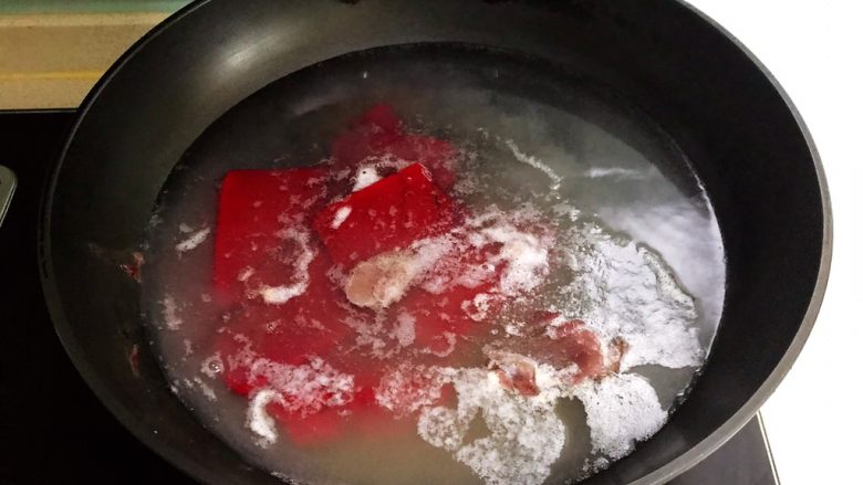 爆炒香辣猪血,锅里加入冷水，烧制温热就加入猪血