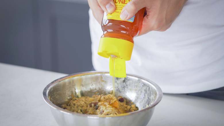 谷物能量棒，让你的同桌也垂涎三尺！,最后加入蜂蜜，搅拌。