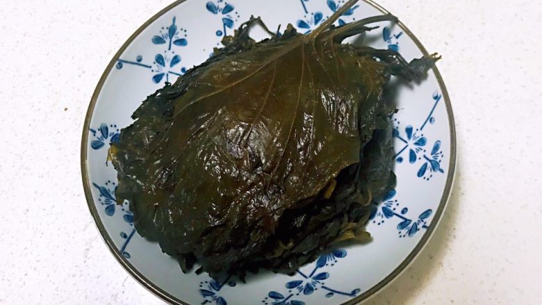 朝鲜风味小菜  香辣苏子叶,把咸苏子叶清洗干净，用冷水浸泡20分钟，捞出来攥干水份