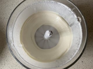 奥利奥木糠杯,打发至微微稠，用电动打蛋器的话打至花纹清晰
