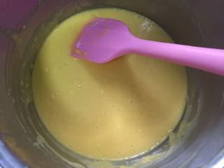 卡通小蛋糕,倒入溶化好的黄油再次翻拌均匀，拌好的面糊放冰箱冷藏1小时以上。