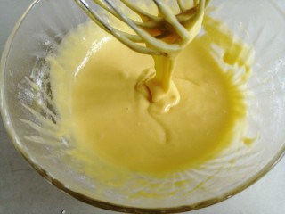 波浪纹双色戚风蛋糕,拌均匀，成细腻的蛋黄糊。将蛋黄糊分成两份，其中一份用牙签沾点食用色素，混合好