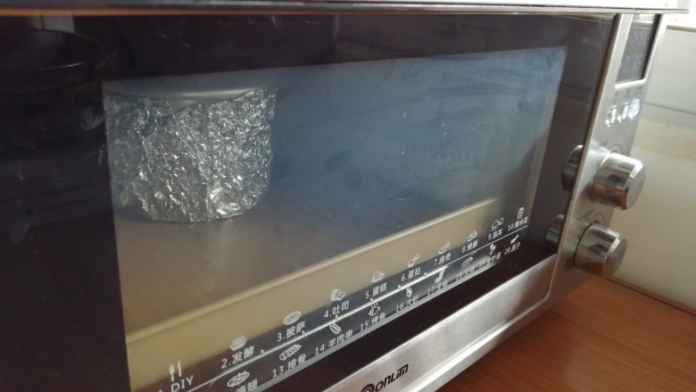 波浪纹双色戚风蛋糕,放入已经提前预热到上火120度，下火150度的东菱K40C烤箱下层，烘烤30分钟左右