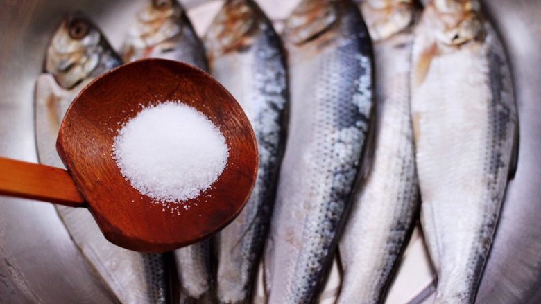 香煎海鲫鱼,这个时候根据个人口味加入适量的盐。