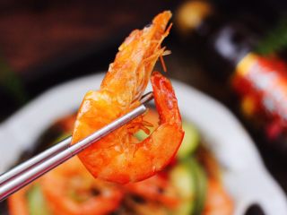 西葫芦炒海虾,鲜美无比的西葫芦炒虾出锅咯。