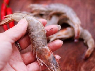 西葫芦炒海虾,海虾用厨房剪子，去除虾线后洗净备用。