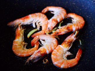 西葫芦炒海虾,把海虾煎至两面都是红色的时候，盛出备用。