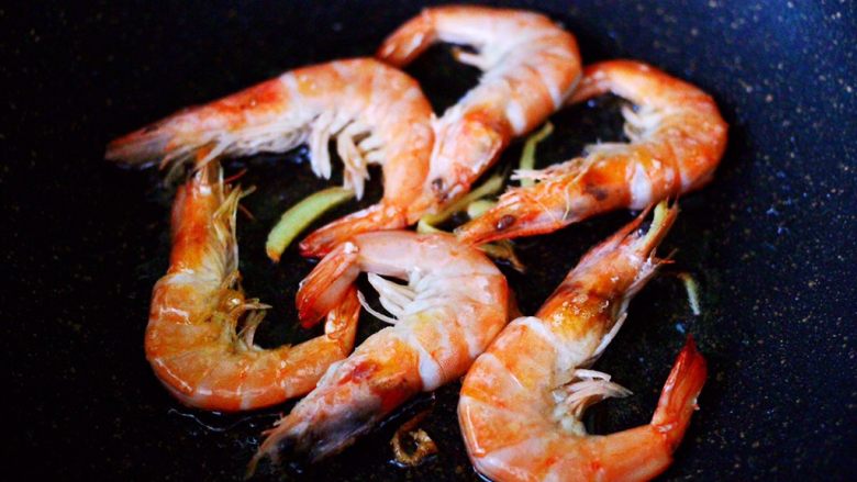 西葫芦炒海虾,把海虾煎至两面都是红色的时候，盛出备用。