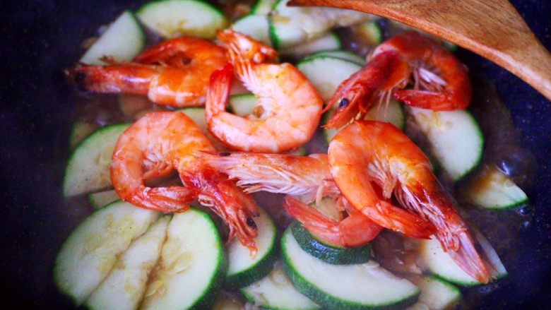 西葫芦炒海虾,加入提前煎好的海虾。