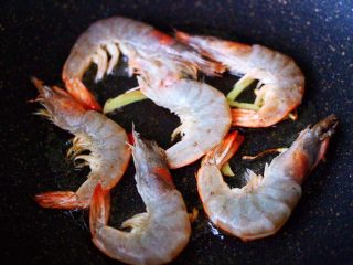 西葫芦炒海虾,热锅倒入花生油烧热后，放入洗净的海虾。