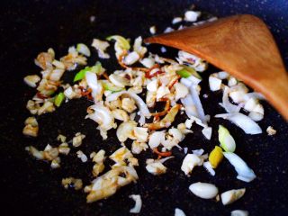 西葫芦炒海虾,锅中爆香大蒜末和葱姜丝。