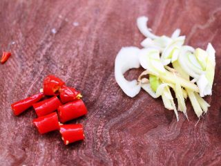 西葫芦炒海虾,小米辣用刀切成小丁，葱姜切成丝。
