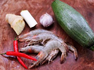 西葫芦炒海虾,首先备齐所有的食材。
