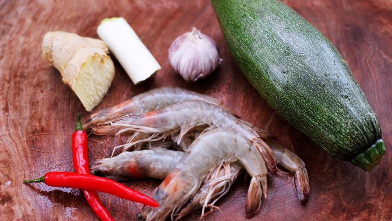 西葫芦炒海虾,首先备齐所有的食材。