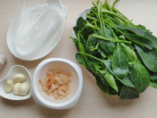 海米菠菜拌粉丝,提前将海米用凉水泡软。大蒜去皮，菠菜去掉根部清洗干净。