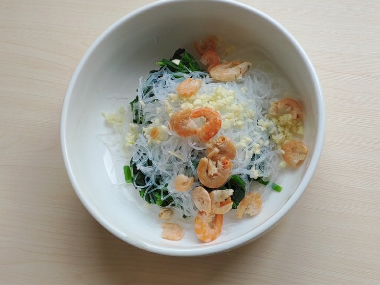 海米菠菜拌粉丝,将切好的菠菜、粉丝、大蒜以及海米一块放入大碗中。