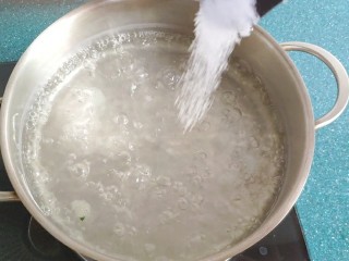 海米菠菜拌粉丝,锅里重新放水煮开，放入半小勺盐。