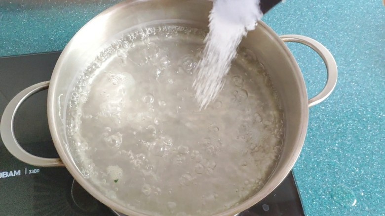 海米菠菜拌粉丝,锅里重新放水煮开，放入半小勺盐。