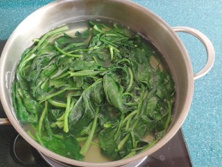 海米菠菜拌粉丝,然后将洗好的菠菜放入锅里焯水。水里加盐会让焯水后的菠菜更加碧绿。