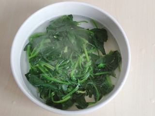 海米菠菜拌粉丝,将菠菜捞出也放入纯净水里投凉。