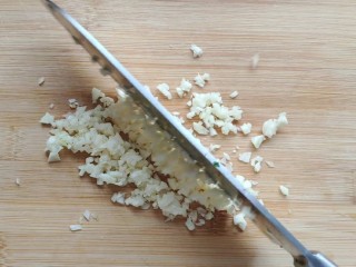 海米菠菜拌粉丝,再将大蒜切成蒜末。