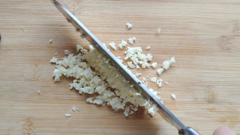 海米菠菜拌粉丝,再将大蒜切成蒜末。