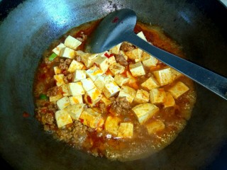 香辣肉沫豆腐,放入半小碗清水烧开
