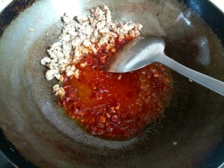 香辣肉沫豆腐,锅中放入适量植物油，放入几粒花椒，炒出香味，捞出花椒不要，放入肉沫翻炒至变白