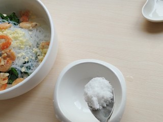 海米菠菜拌粉丝,另取一只小碗，先加入白糖。