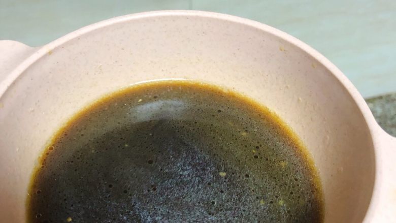 春笋焖面,锅中的汤汁盛出来小半碗