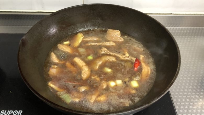 里脊肉干（孜然味）,加入稍多清水煮沸