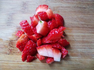 酱爆草莓酸奶吐司,草莓切丁。