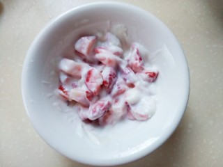 酱爆草莓酸奶吐司,将草莓放入碗中加入适量的酸奶拌匀。
