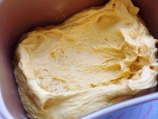 南瓜黑芝麻红糖饼,用面包机的发酵功能将南瓜面团发酵至两倍大，扯开面团，可以看到蜂窝状即可。