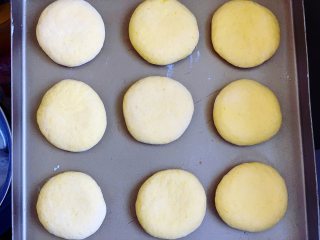 南瓜黑芝麻红糖饼,用手按扁后盖上保鲜膜，松弛10分钟，依次包好所有的饼。