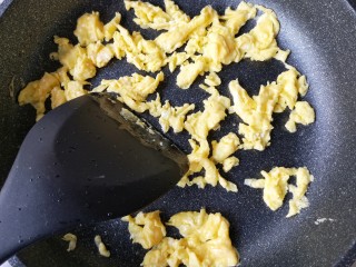 番茄鸡蛋蝴蝶面,将蛋液倒入锅中快速炒散后盛出备用。
