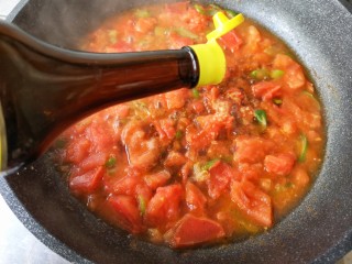 番茄鸡蛋蝴蝶面,加入一点味极鲜酱油。