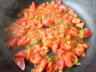 番茄鸡蛋蝴蝶面,将番茄炒出酱汁。