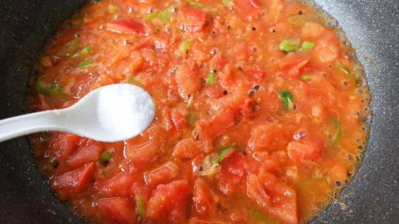 番茄鸡蛋蝴蝶面,加入适量的盐。