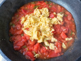 番茄鸡蛋蝴蝶面,最后加入炒好的鸡蛋。