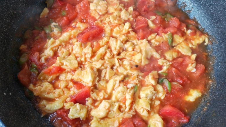 番茄鸡蛋蝴蝶面,翻炒均匀成番茄鸡蛋卤。