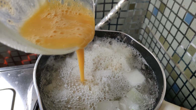 冬瓜蛋汤,待水沸后，倒入蛋液