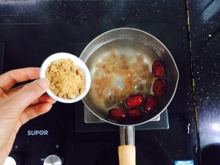 红枣桂圆鸡蛋红糖水+补血益气养颜汤,放入红糖