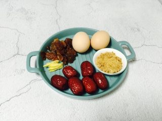 红枣桂圆鸡蛋红糖水+补血益气养颜汤,准备好食材